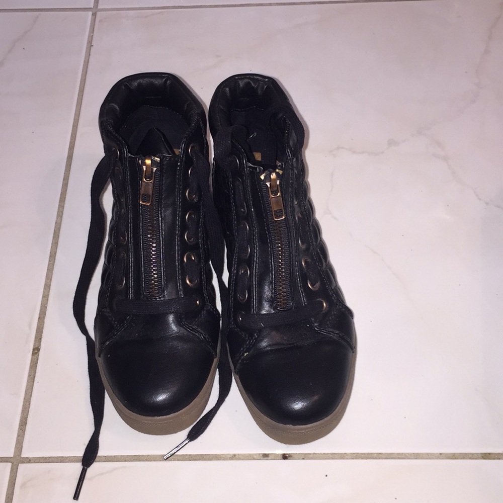 Black leather Steve Madden sneakers